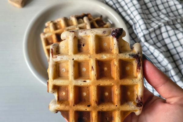 Waffles vegani con i pezzi di ciocccolato