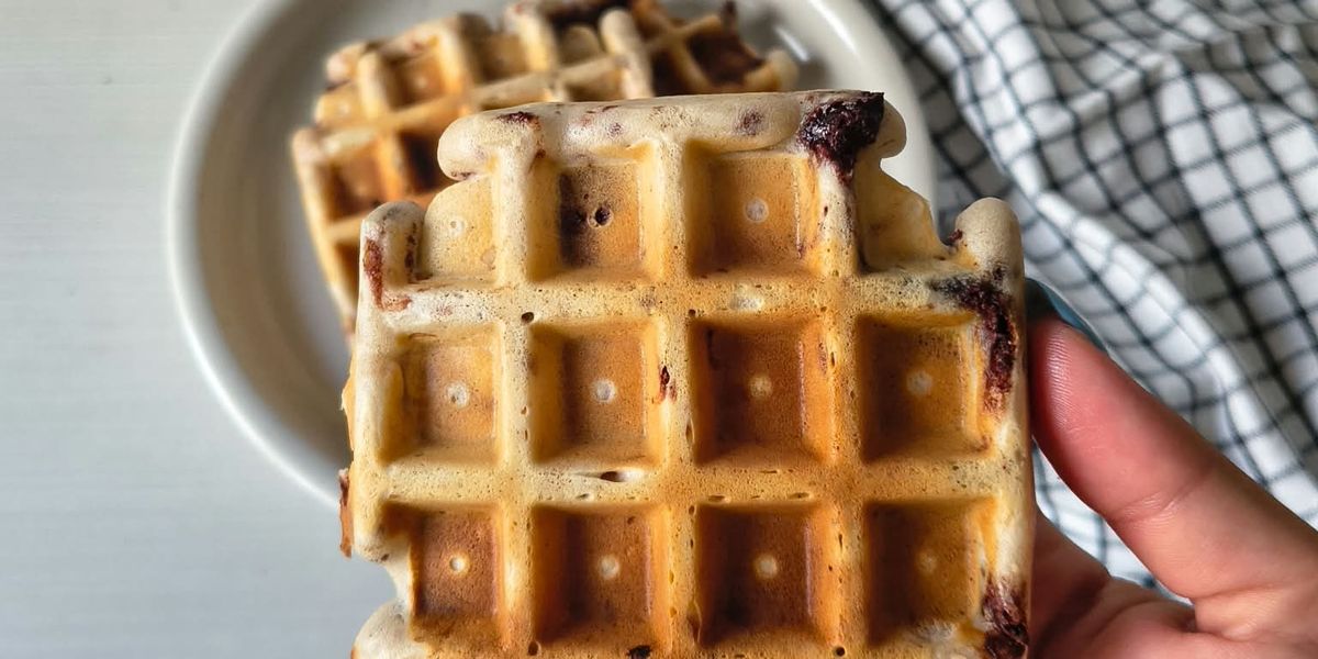 Waffles vegani con i pezzi di ciocccolato
