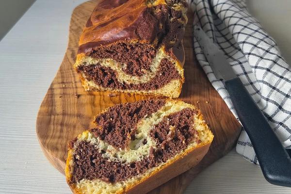 Plumcake marmorizzato light, solo 130 kcal a fetta, si prepara in 5 minuti per una colazione leggera.