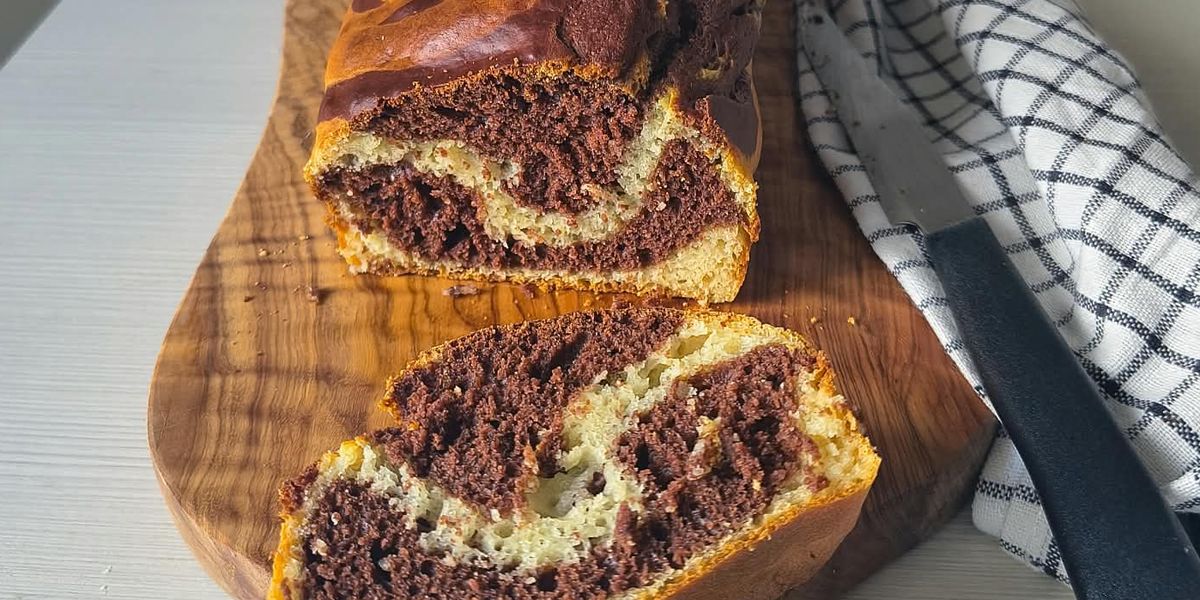Plumcake marmorizzato light, solo 130 kcal a fetta, si prepara in 5 minuti per una colazione leggera.