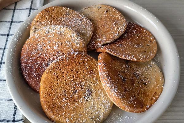 Pancakes vegani con banana e cioccolato, ricetta a basso contenuto di zuccheri