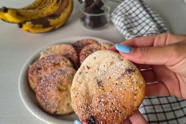 Pancakes alle banane e cioccolato, senza uova, zucchero e vegani