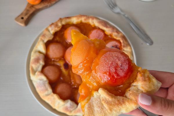 Torta di sfoglia con albicocche e marmellata