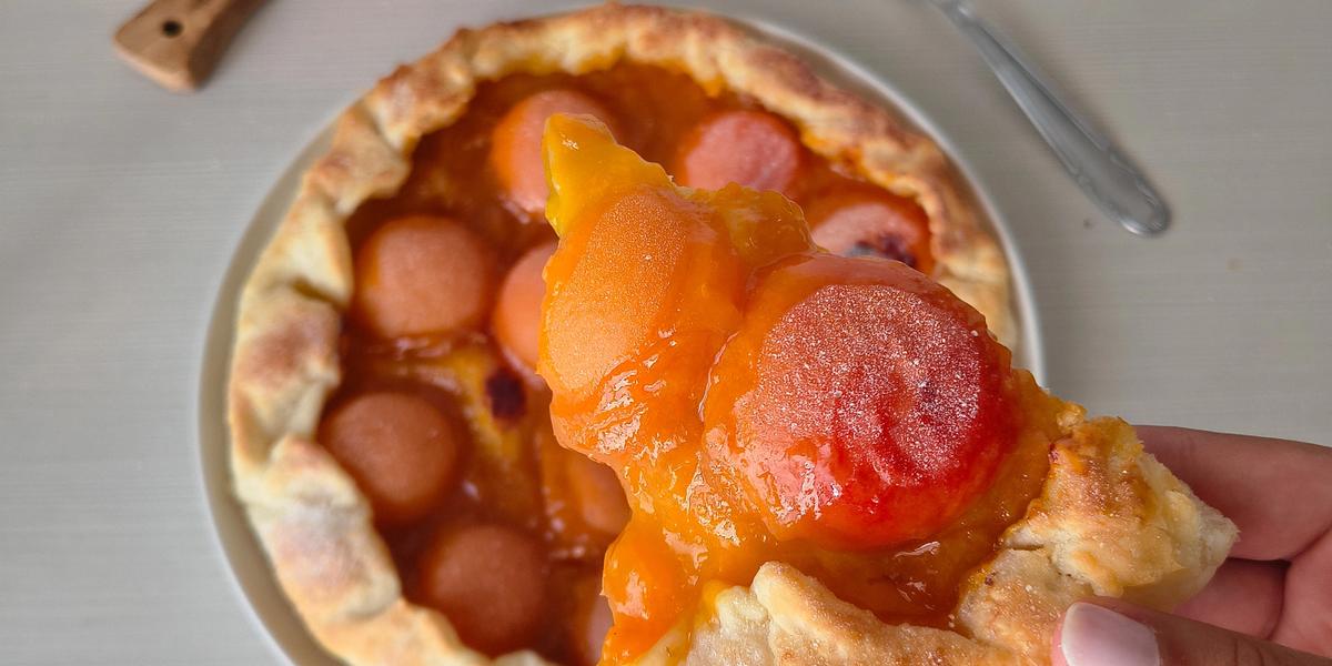 Torta di sfoglia con albicocche e marmellata