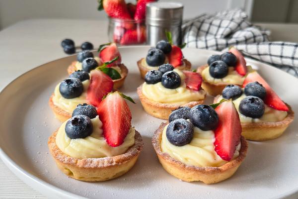 Tartellette di frolla con crema e frutta fresca 