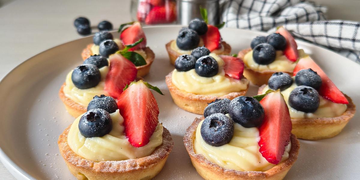 Tartellette di frolla con crema e frutta fresca 