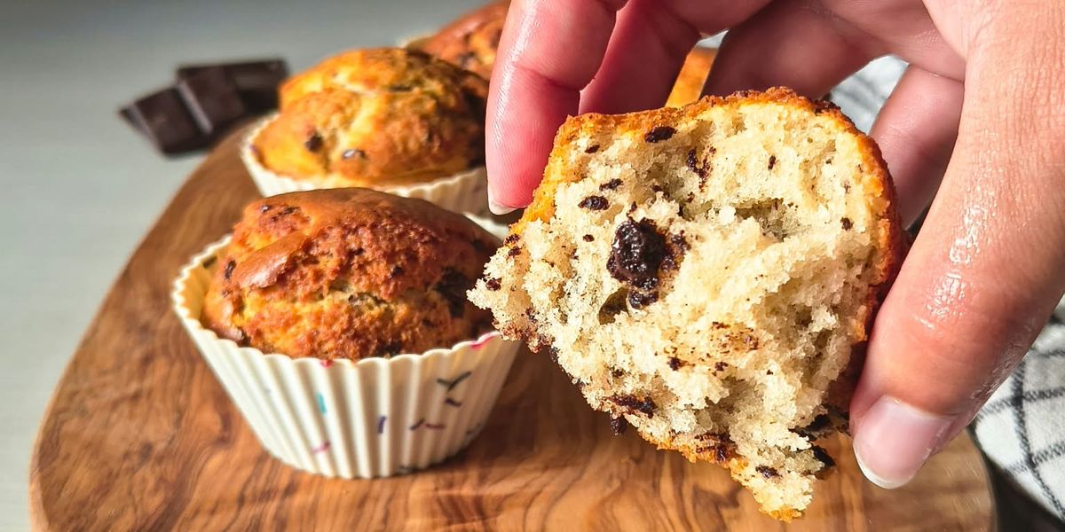 Muffins con i pezzi di cioccolato in friggitrice ad aria