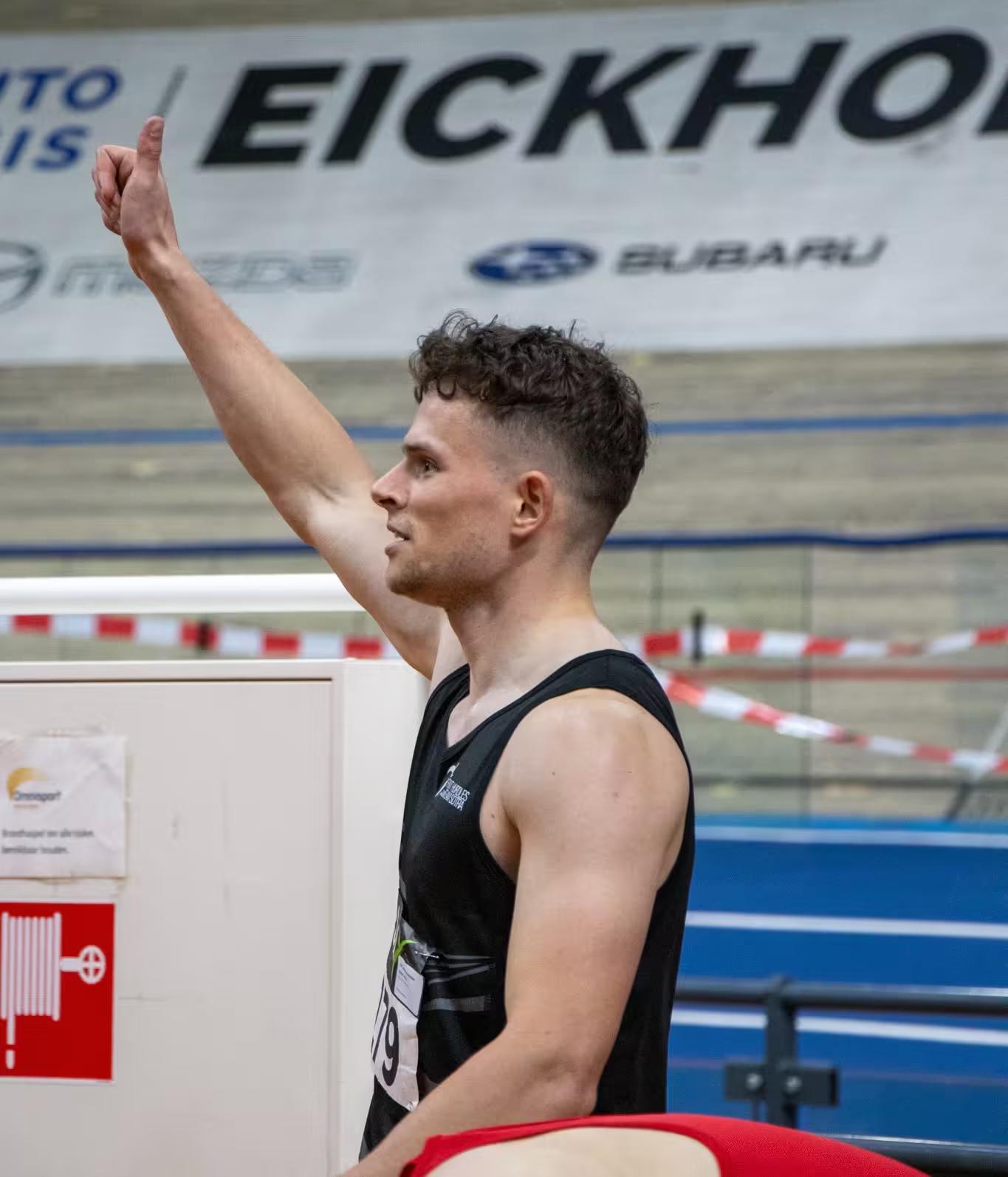 Jesse van Heijningen op wedstrijd dag zwaaiend naar trainer
