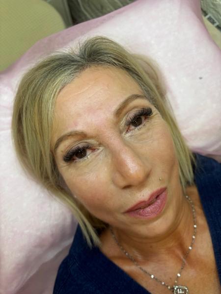 Cliente con extensiones de pestañas