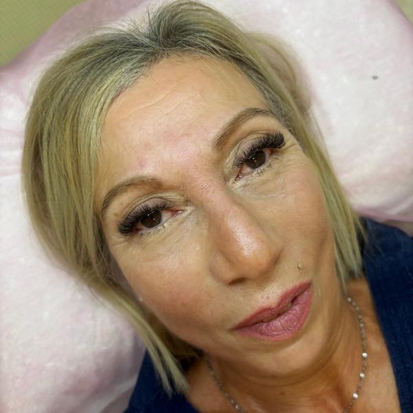 Cliente con extensiones de pestañas