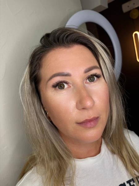 Retrato con extensiones de pestañas