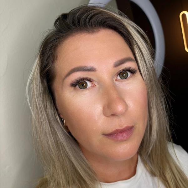 Retrato con extensiones de pestañas