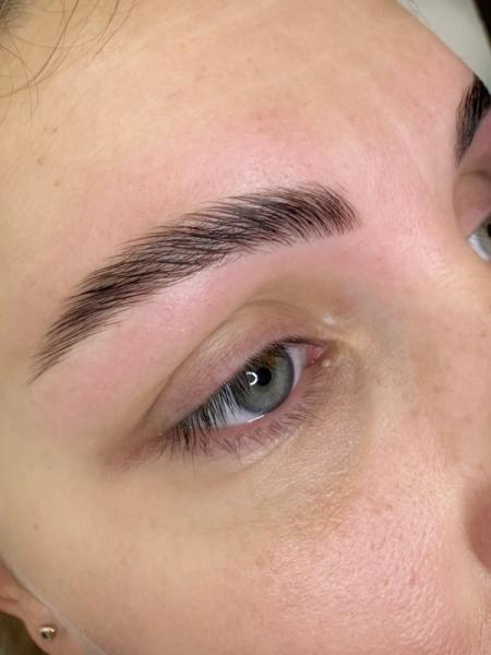 Laminación de cejas primer plano