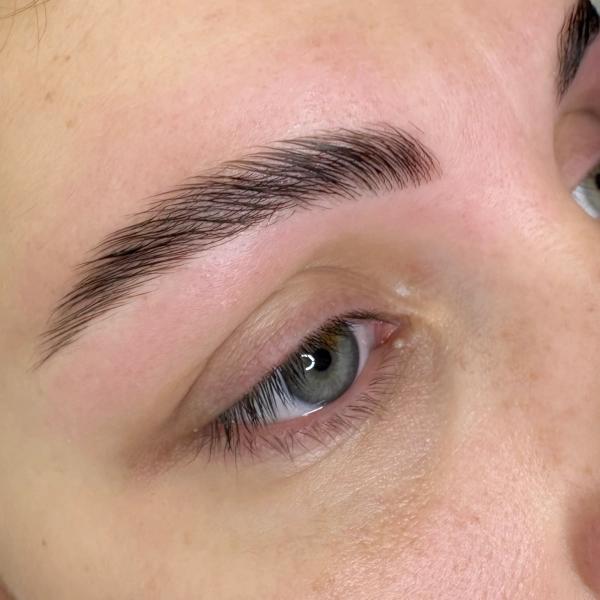 Laminación de cejas primer plano