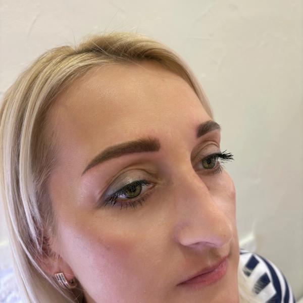 Trabajo de cejas y pestañas