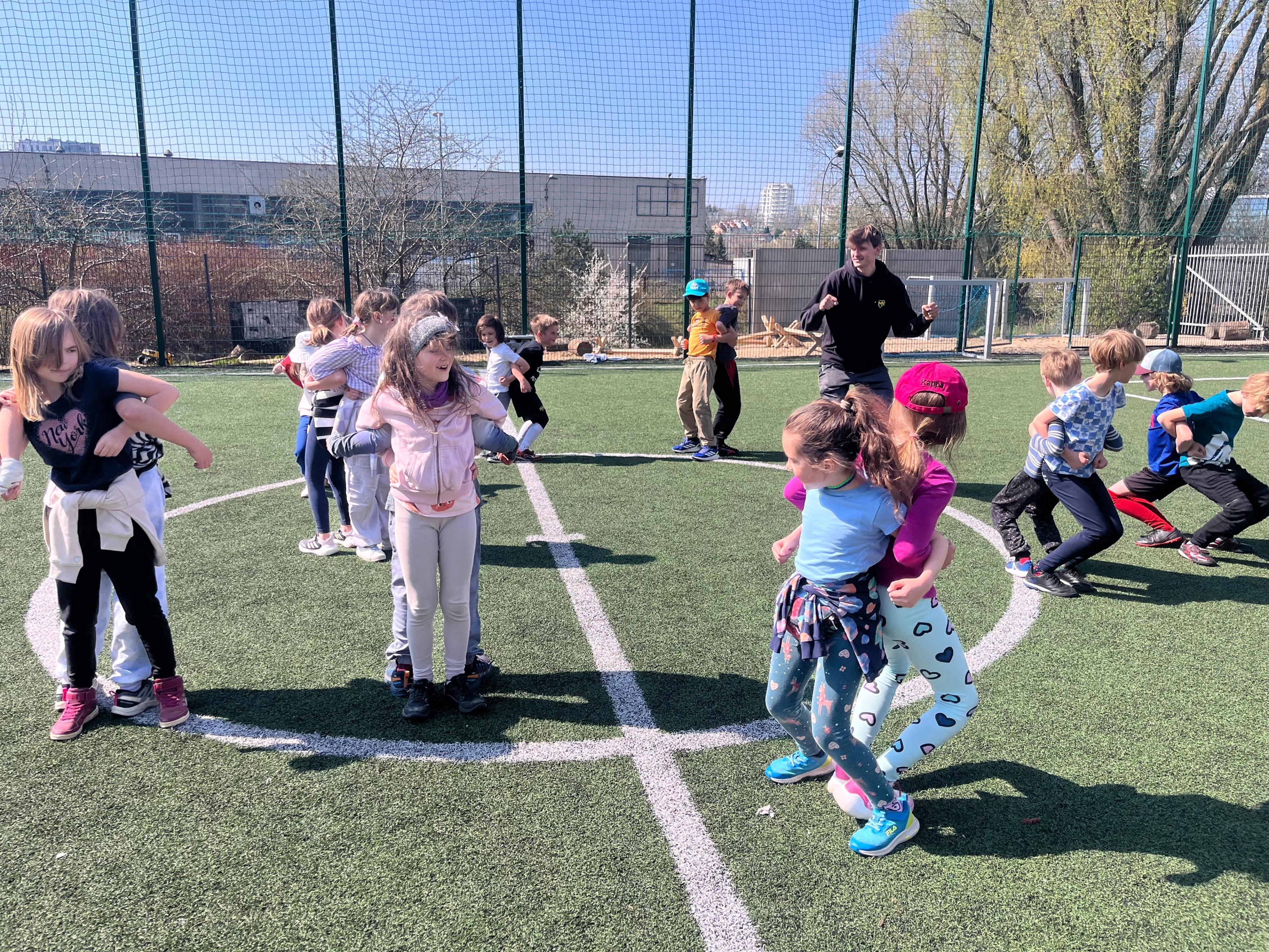 Dzieci bawią się podczas urodzin w TMN Kids
