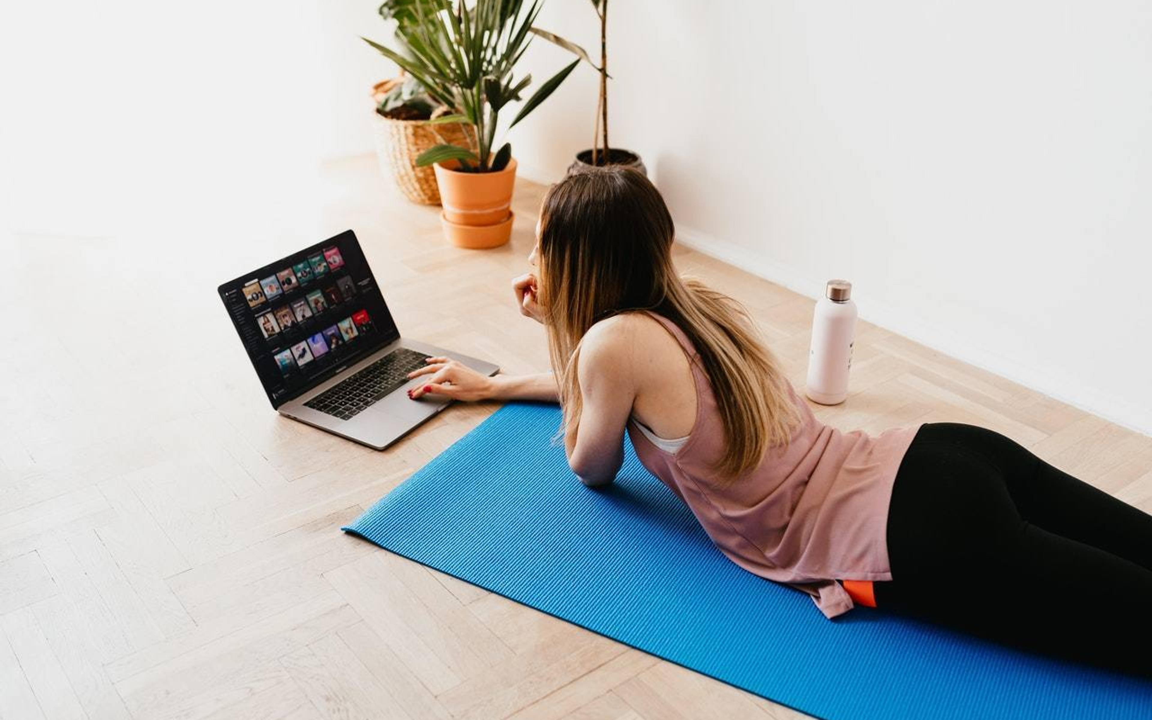 Trening online. Czy warto ćwiczyć z trenerem w internecie?