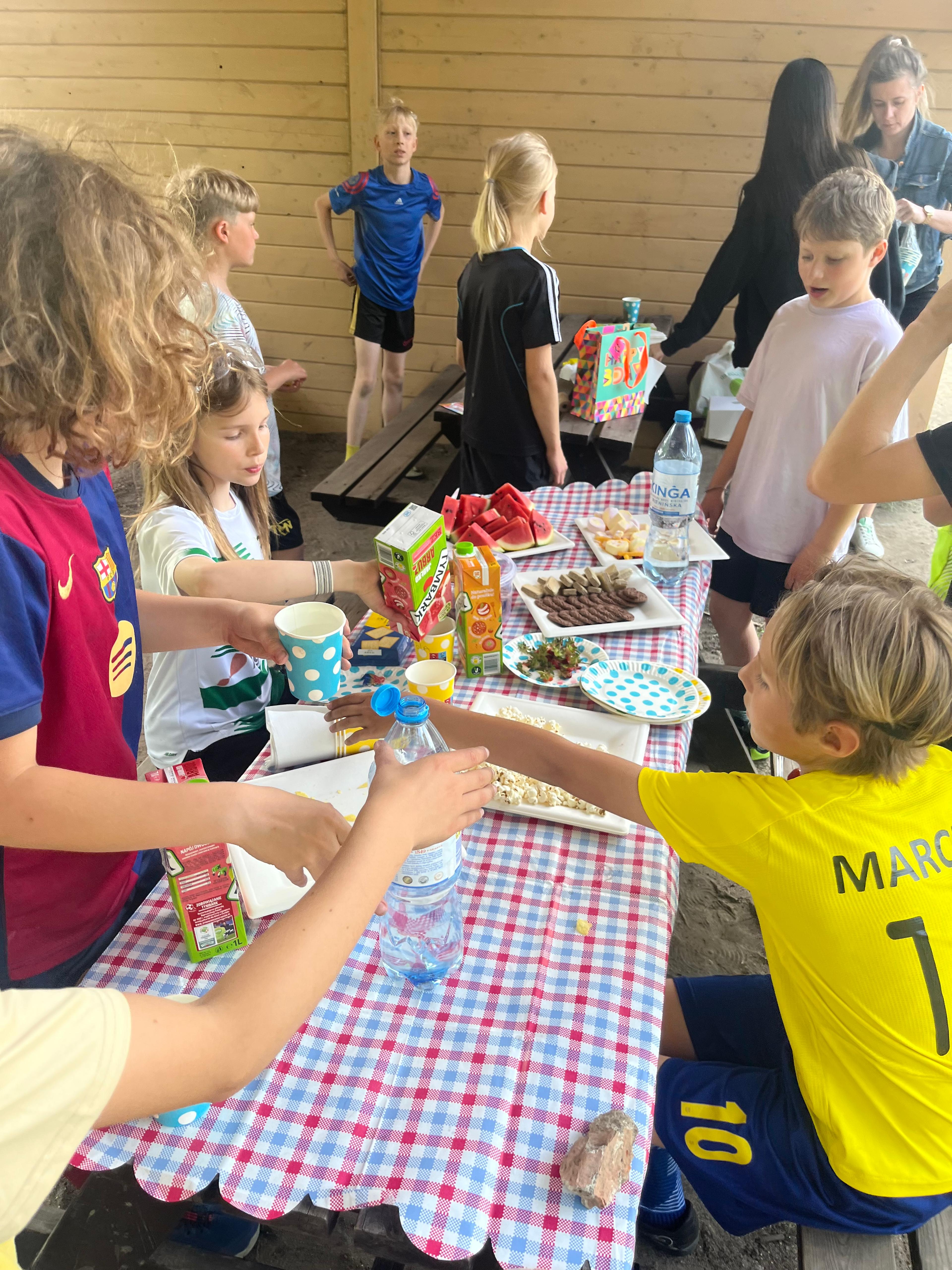 Trener TMN Kids prowadzi dzieci przez tor przeszkód podczas urodzin