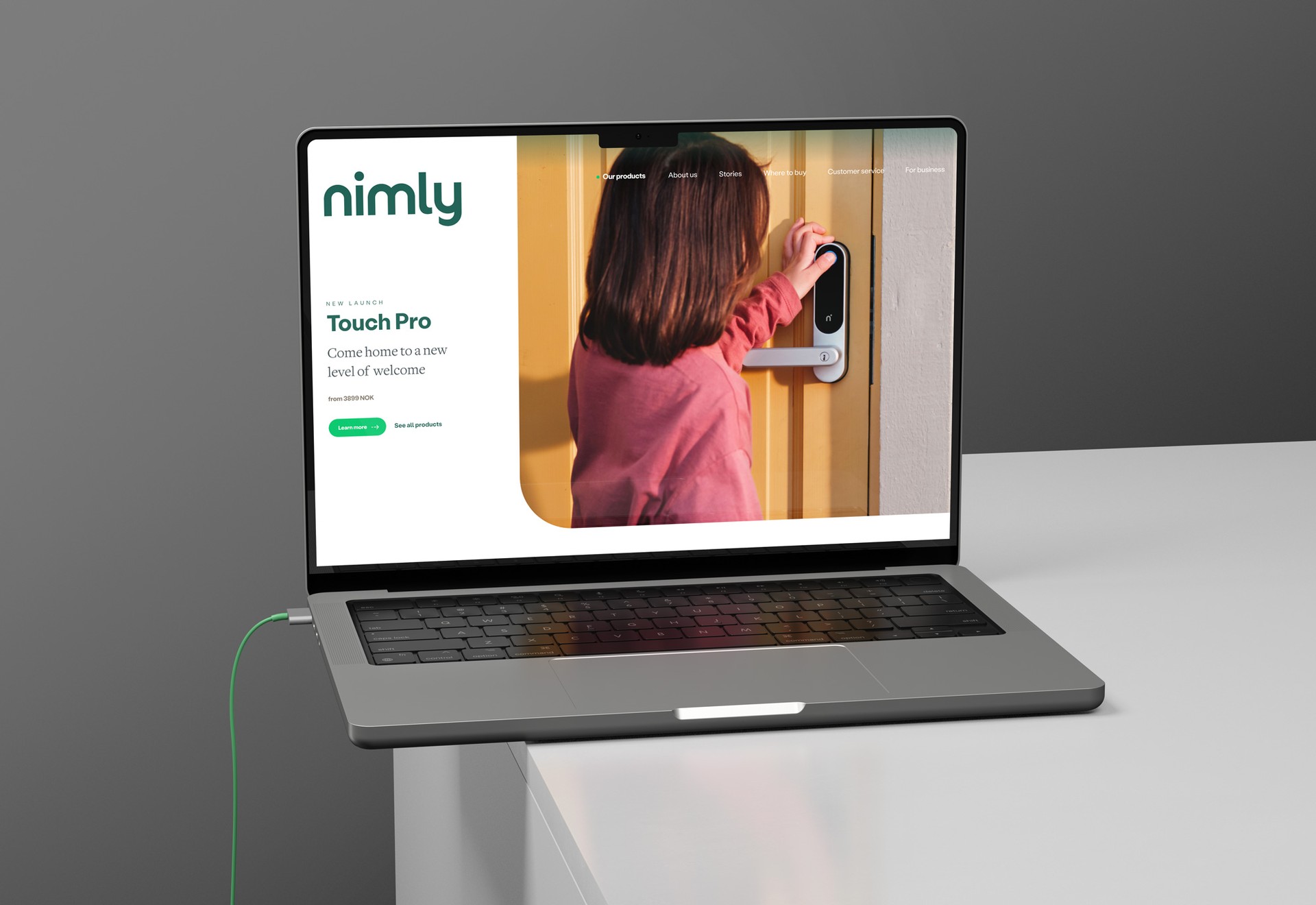 Laptop som viser Nimlys nettside med et barn som bruker en smartlås.