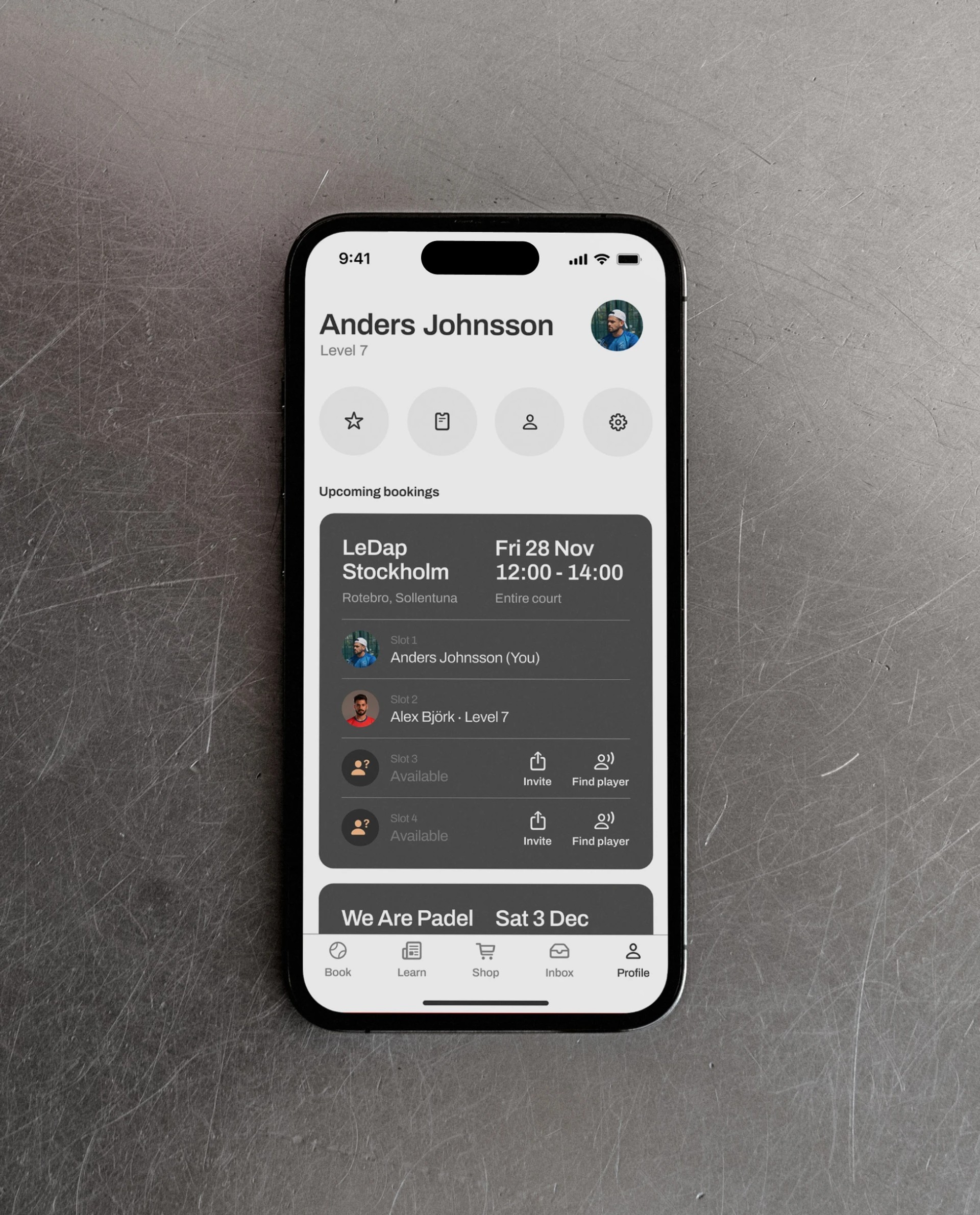 LeDap app-grensesnitt på smarttelefon, som viser banereserveringsdetaljer og brukerprofil.