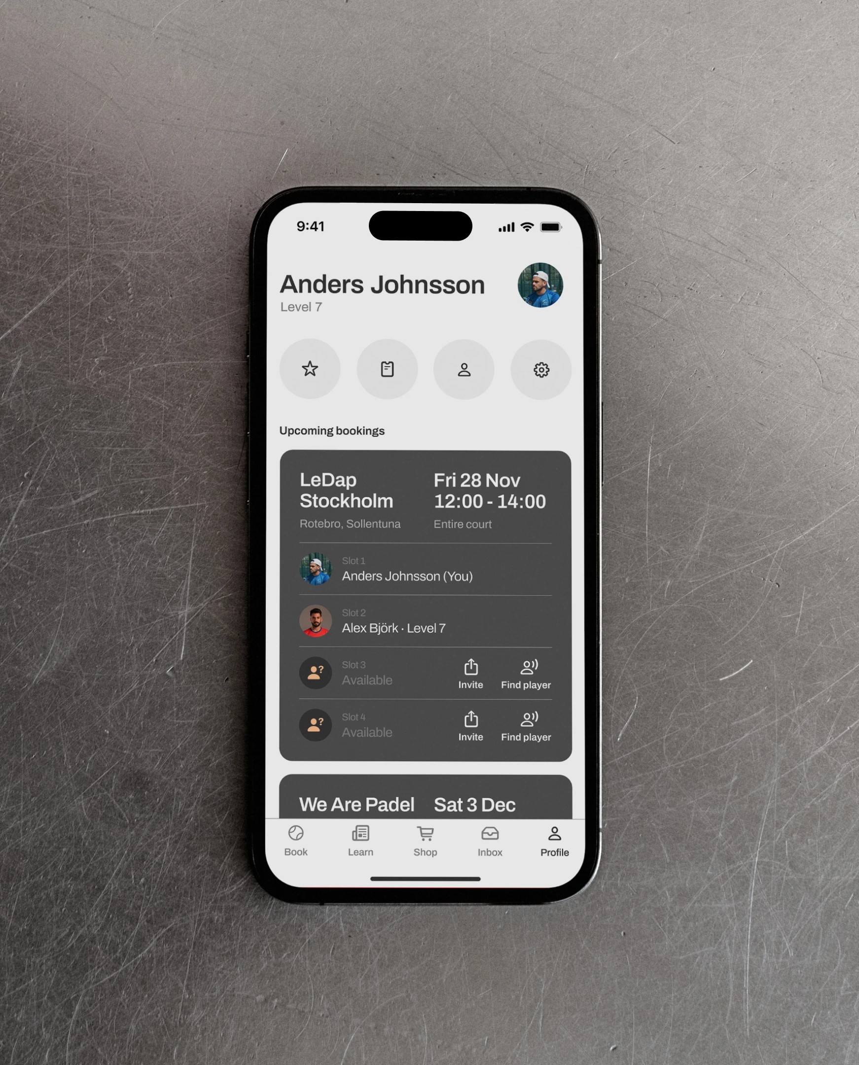 LeDap app-grensesnitt på smarttelefon, som viser banereserveringsdetaljer og brukerprofil.