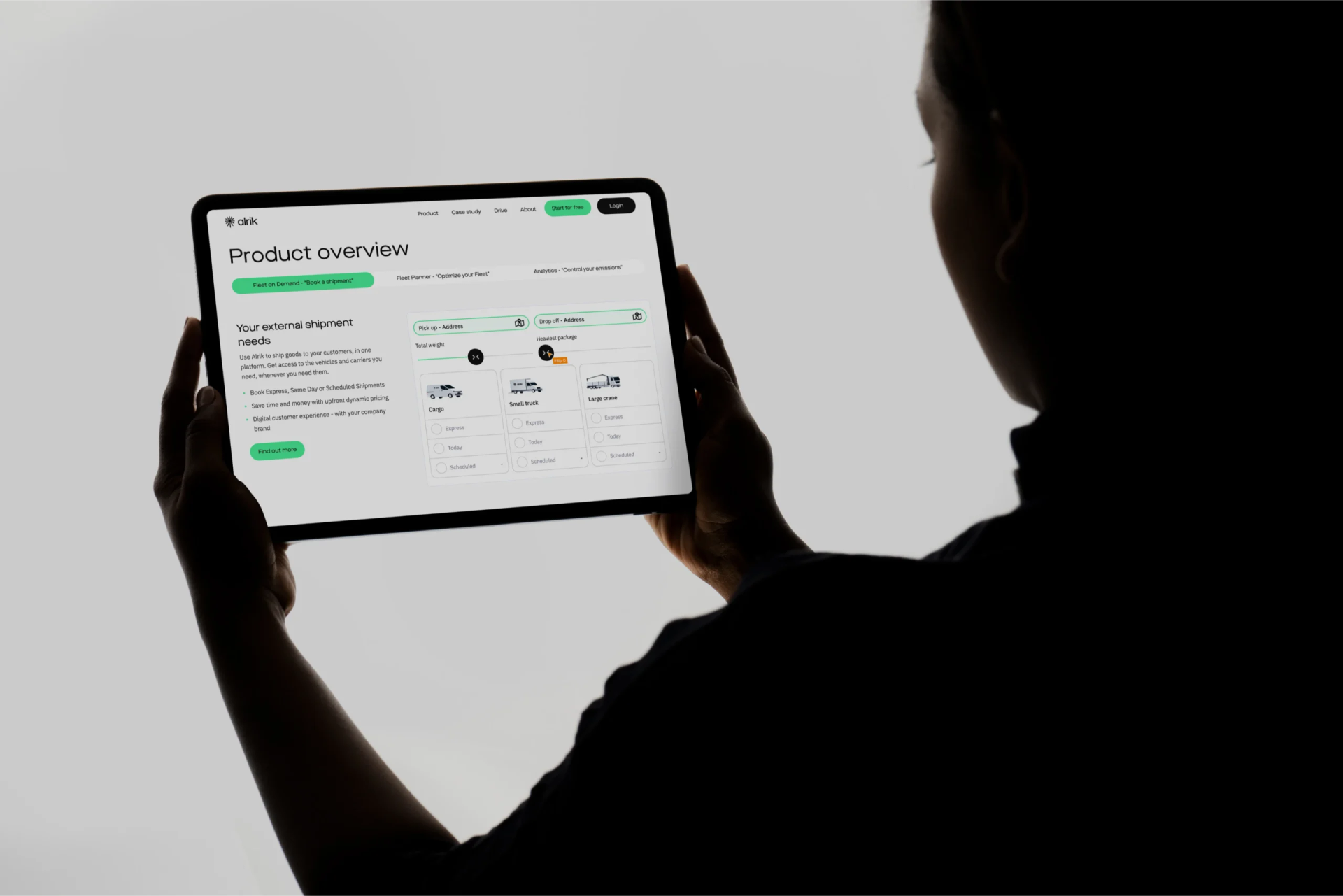 Person betrachtet Alrik's Produktübersicht auf einem Tablet-Bildschirm.
