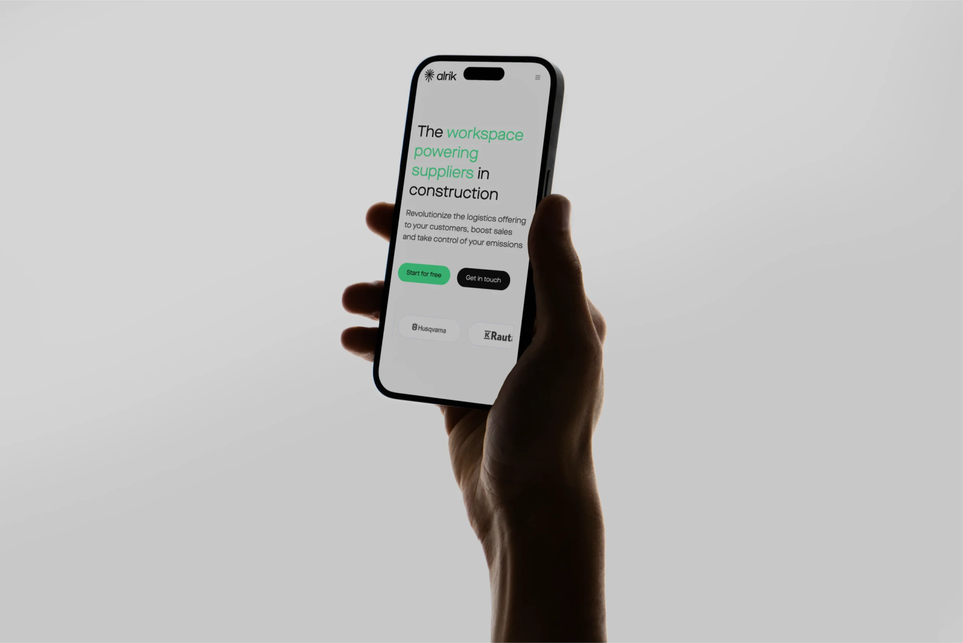Hand hält Smartphone, das Alrik's Lieferketten-Plattform für das Bauwesen zeigt.