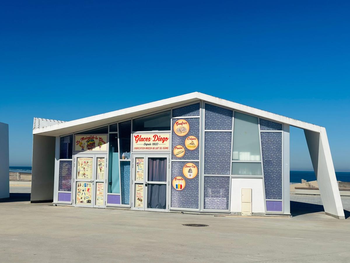 Calais Vendor Stands