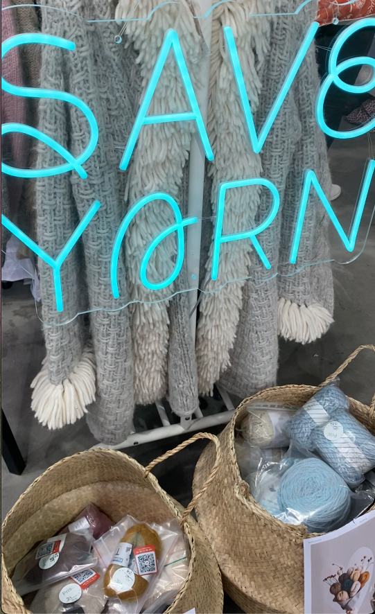 SaveYarn stilte med tre selgere, masse ørsmå og litt større garnrester, hele garnpakker og secondhand strikkaplagg.