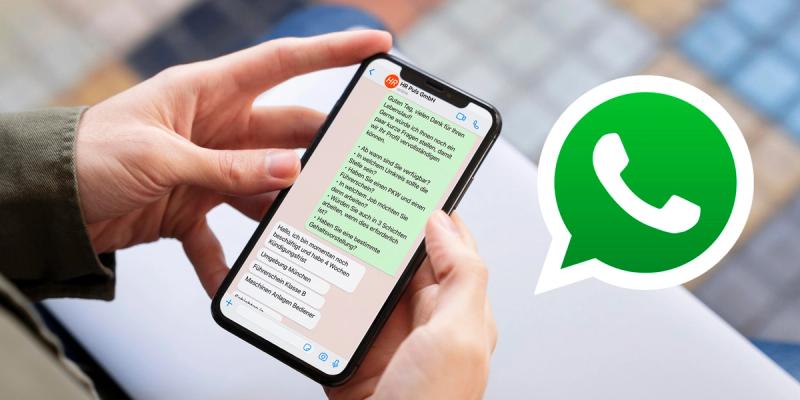 Bewerbung per WhatsApp: Chatbot stellt einer Bewerberin auf dem Smartphone erste Fragen