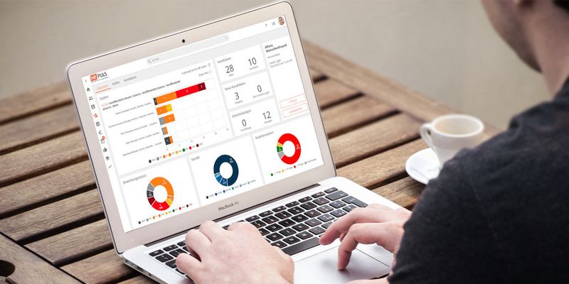 Mann arbeitet am Laptop mit Auswertungen zu Personaldaten in HR Puls