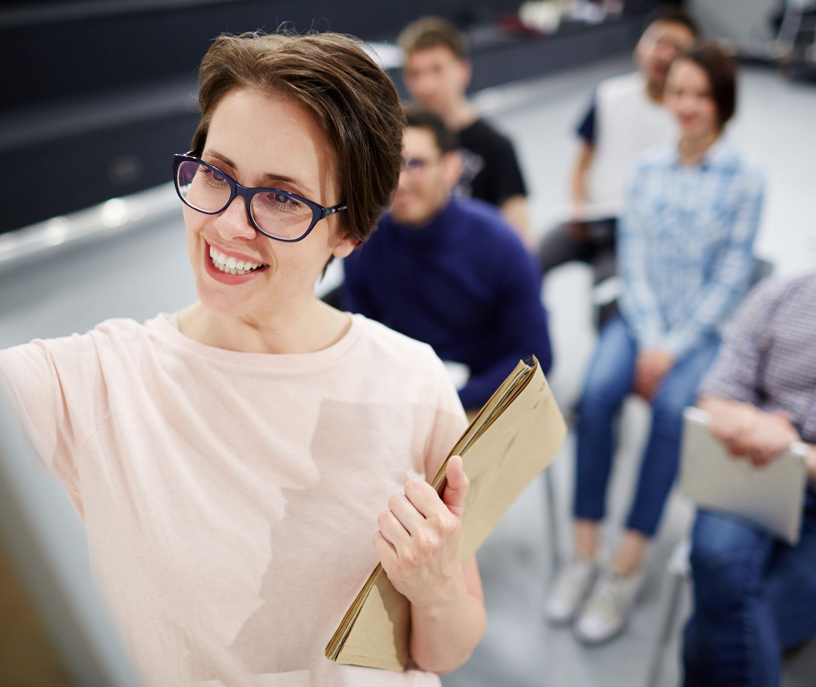 Beraterin moderiert am Flipchart einen Workshop zur Organisationsentwicklung