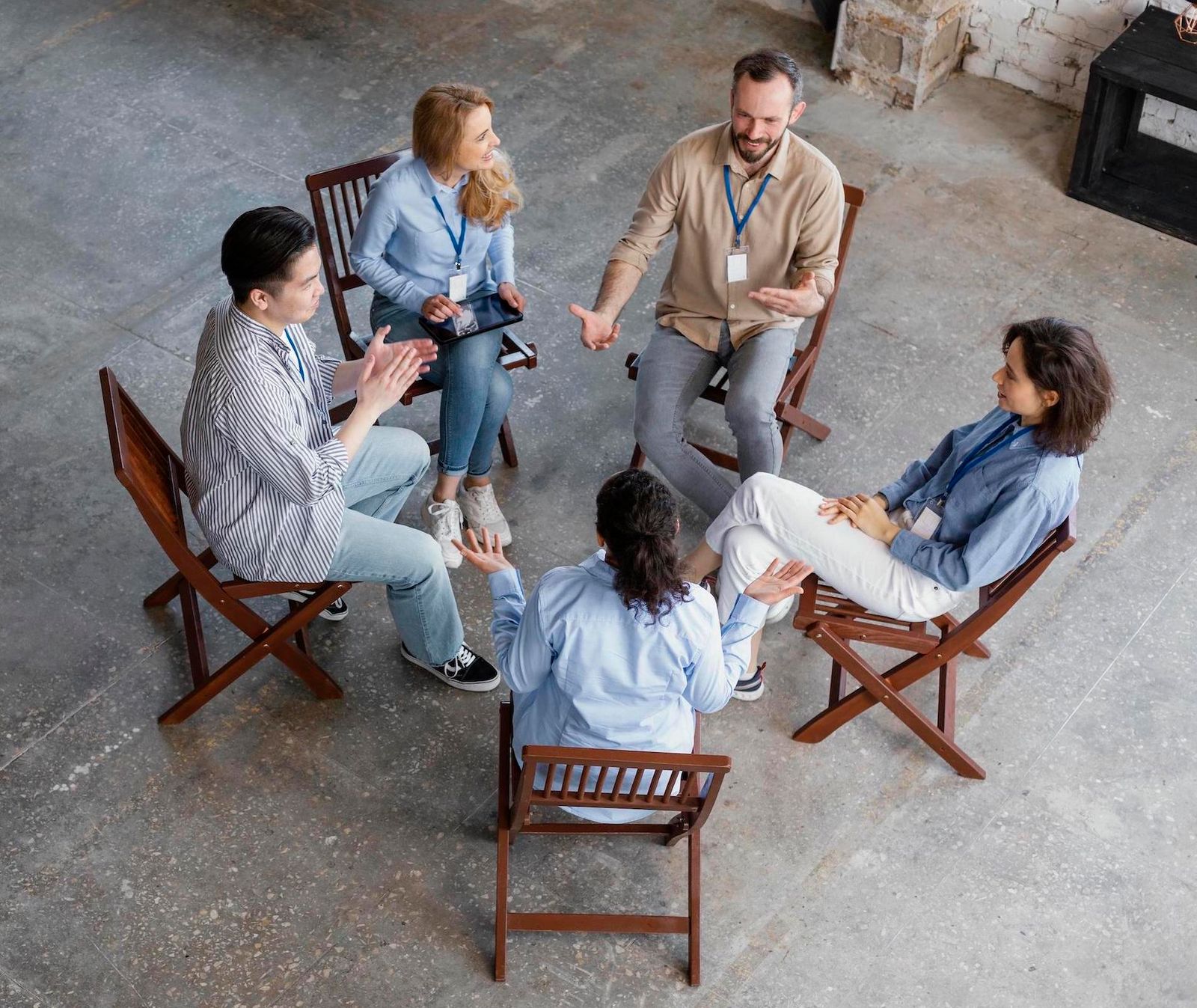 Gruppe tauscht sich im Stuhlkreis in einem Workshop zur Organisationsentwicklung aus
