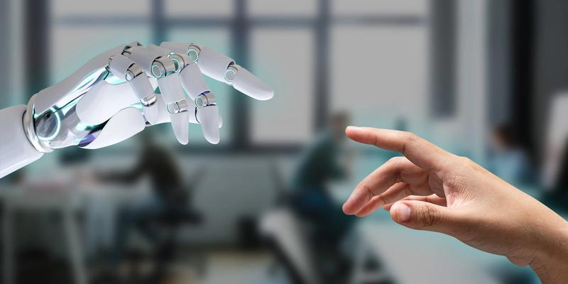 Roboterhand und menschliche Hand strecken sich in einem Büro einander entgegen