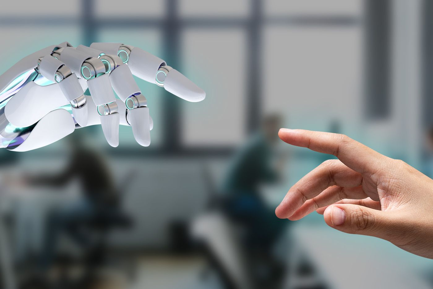 Roboterhand und menschliche Hand strecken sich in einem Büro einander entgegen
