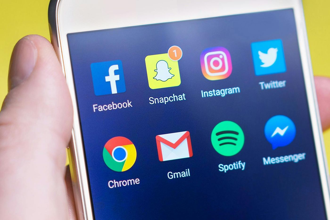 Smartphone in der Hand mit Apps von Facebook, Instagram, Twitter und weiteren sozialen Netzwerken