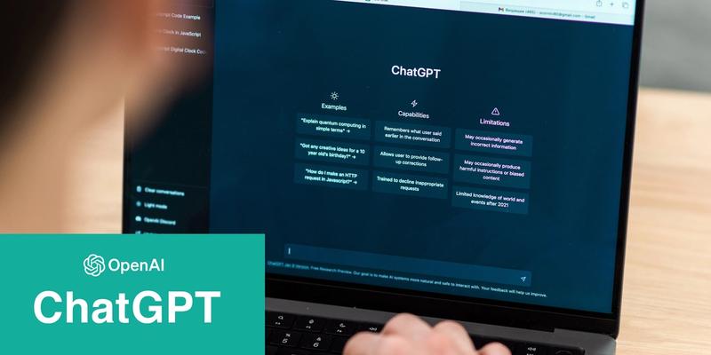 Person arbeitet am Laptop mit ChatGPT von OpenAI
