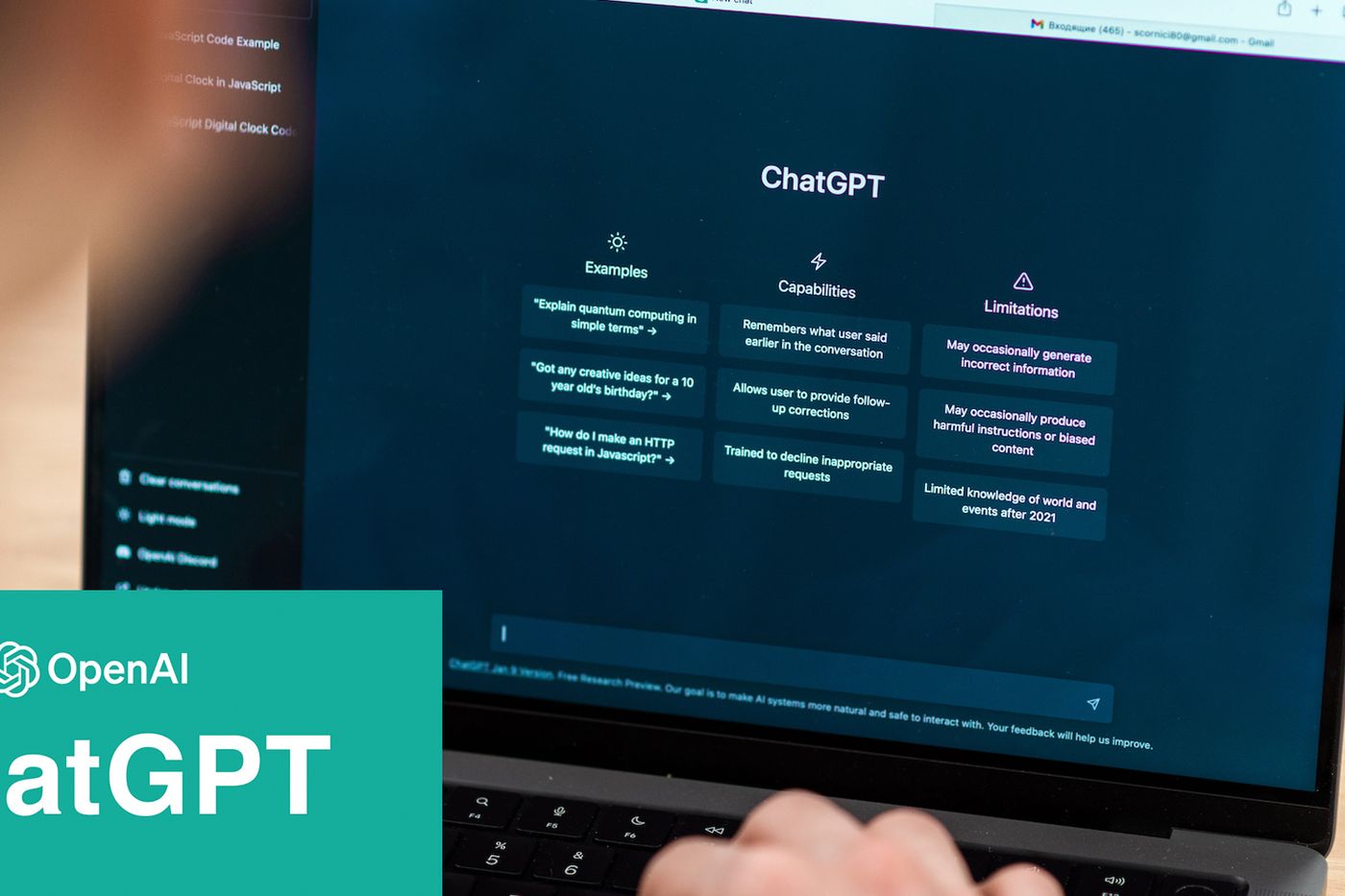 Person arbeitet am Laptop mit ChatGPT von OpenAI