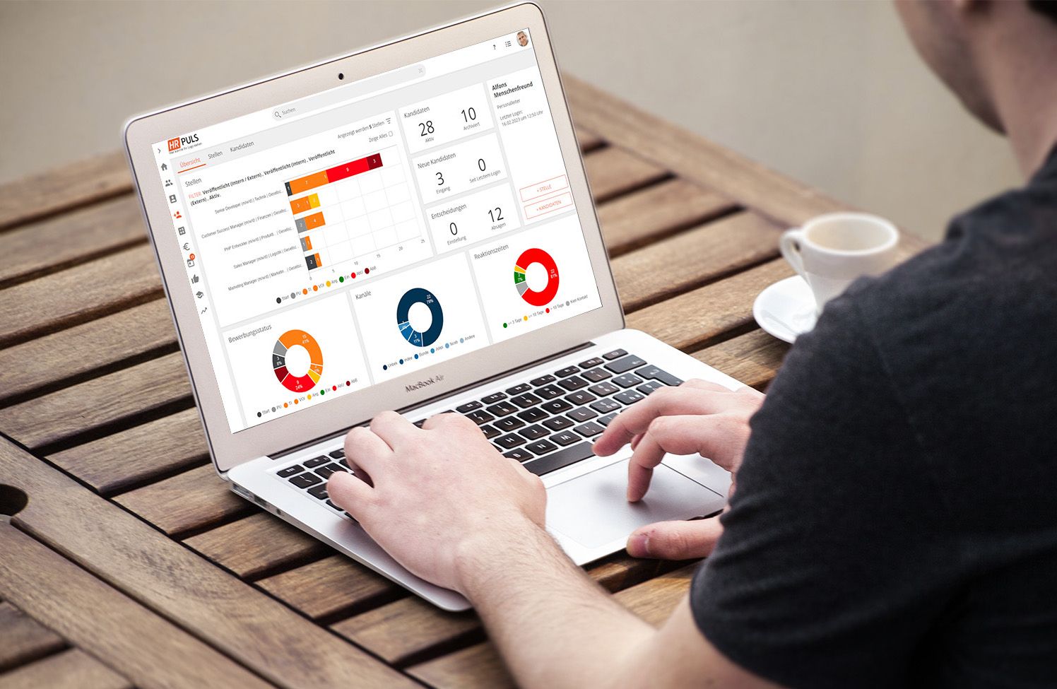 Mann arbeitet am Laptop mit Auswertungen und Diagrammen in HR Puls