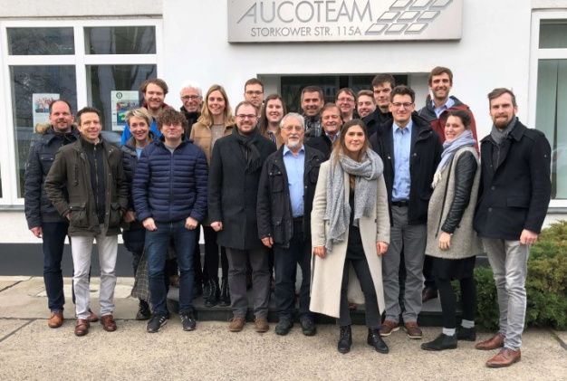 Gruppenfoto der wissenschaftlichen Partner des Projekts zur digitalen Führung vor einem Bürogebäude