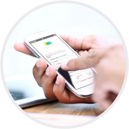 Hände füllen auf dem Smartphone einen kurzen Puls Check aus
