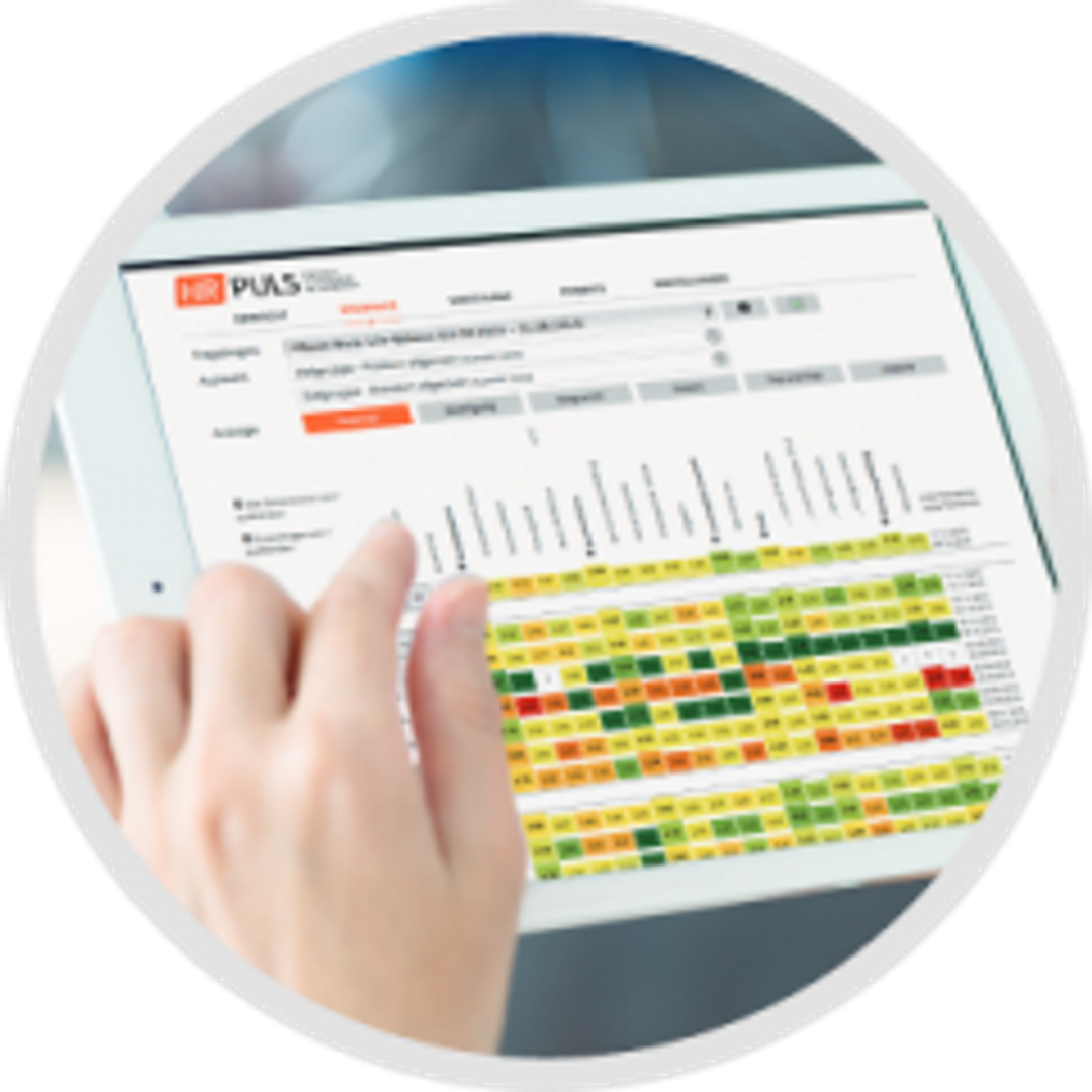 Hand bedient Tablet mit farbcodierter Ergebnismatrix einer HR Puls Befragung