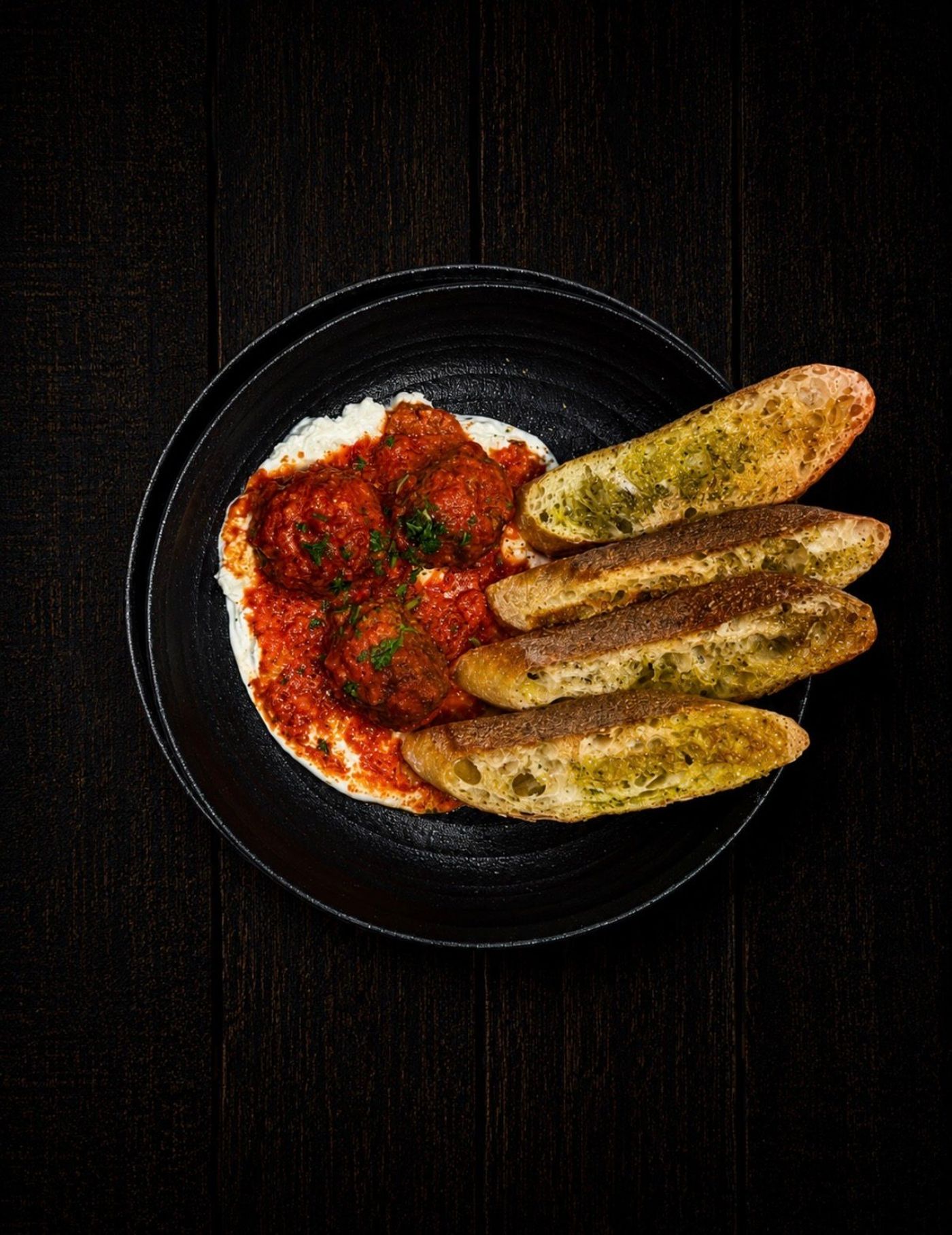 Meatballs in tomato sauce with garlic bread