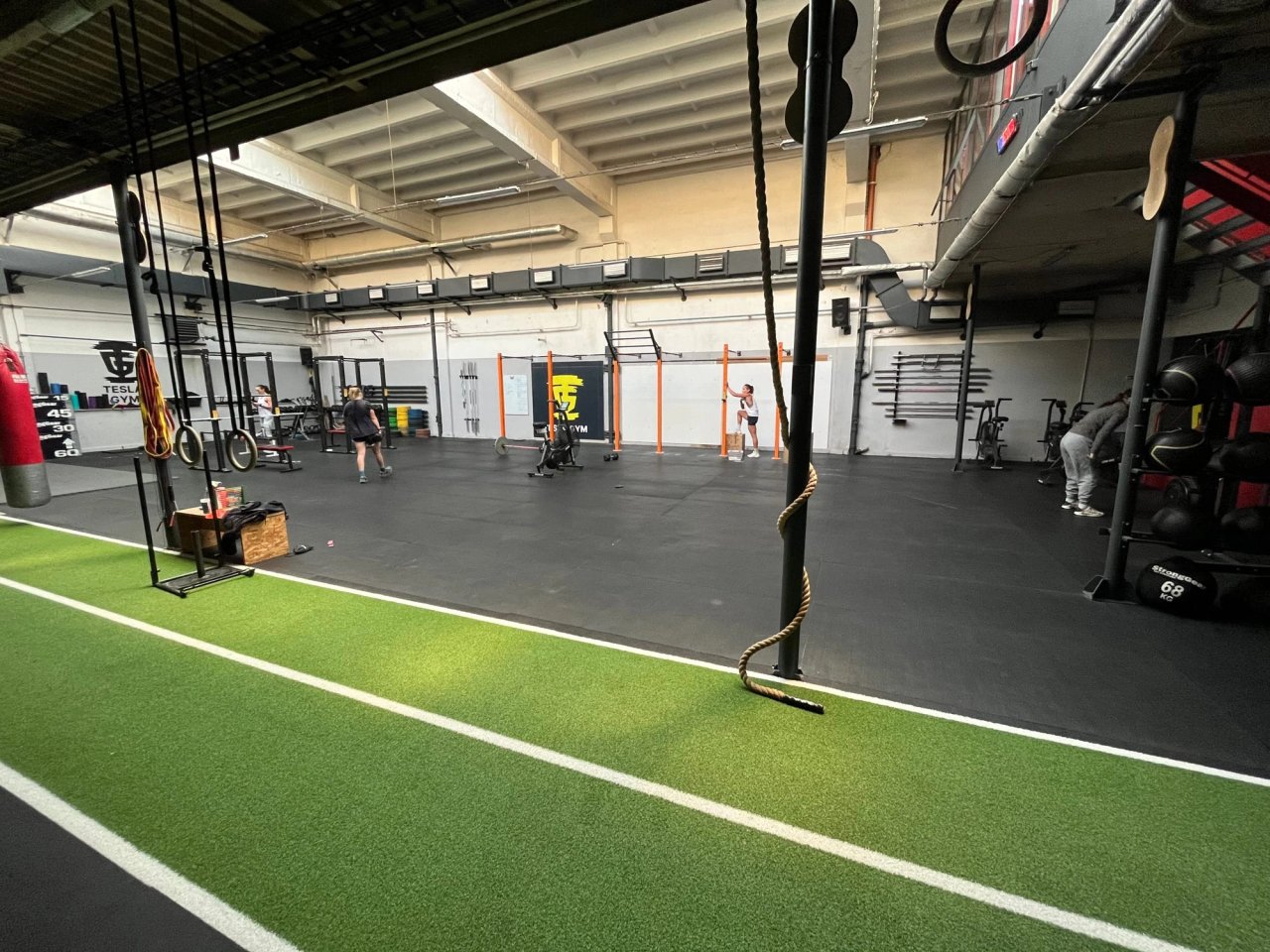 Hala Tesla gym s umělým trávníkem, lany a cvičebním náčiním