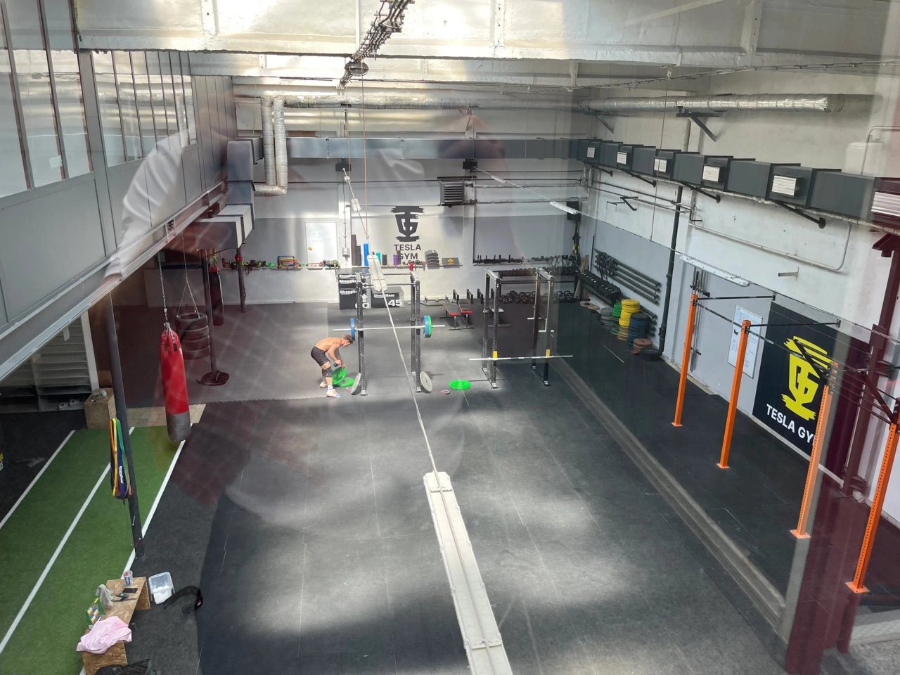 Prostorná tělocvična Tesla gym s boxovacími pomůckami a sportovním vybavením