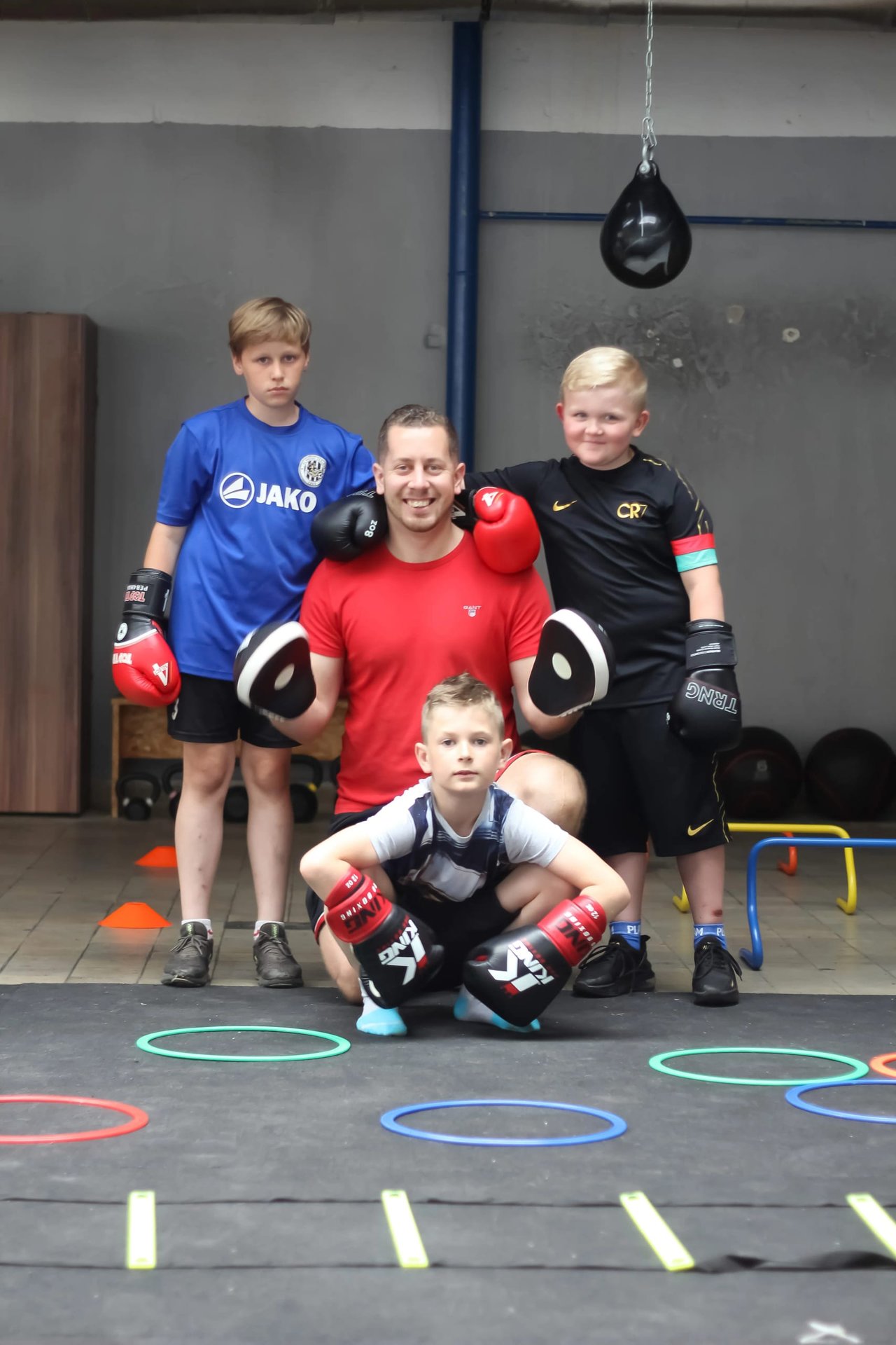 Josef Čavajda s dětmi na tréninku v boxerských rukavicích a lapách