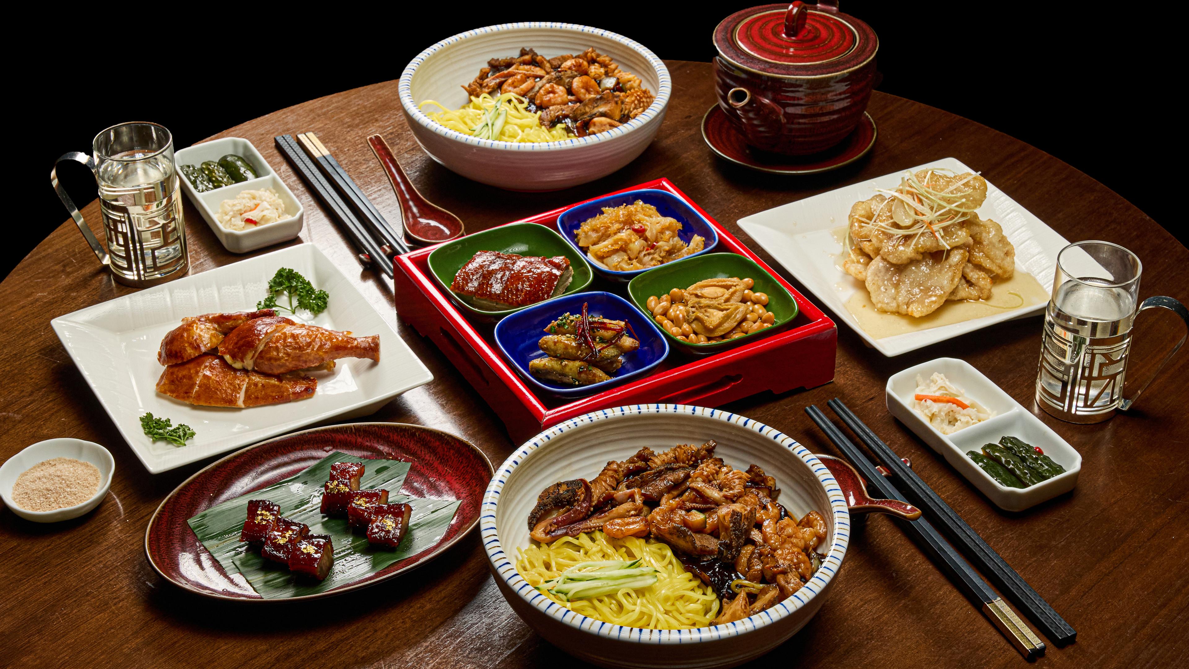 チャイナハウスのジャージャー麺セット。円卓に並ぶ中国料理