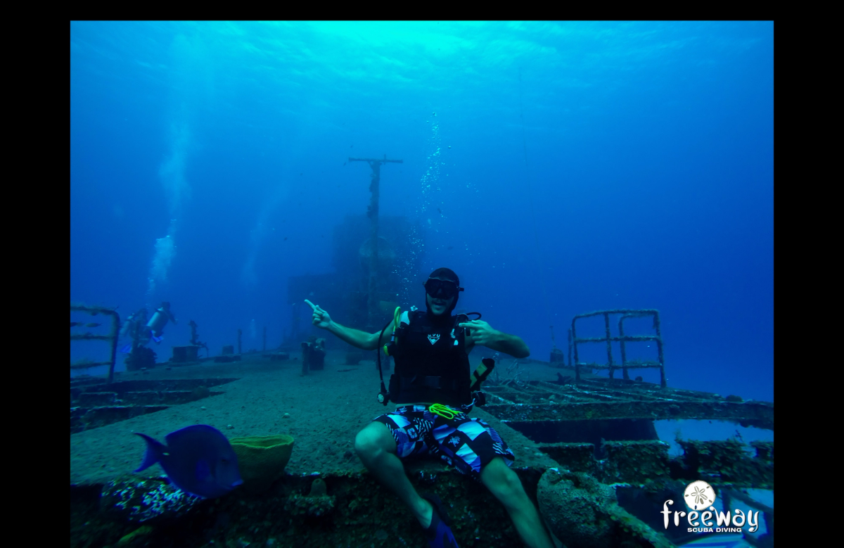 Tour de Buceo en el Naufragio C-53 (Cozumel)