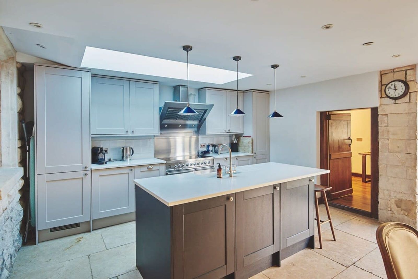 Amazing fitted kitchen with island and seating. Range cooker, microwave, coffee machine 