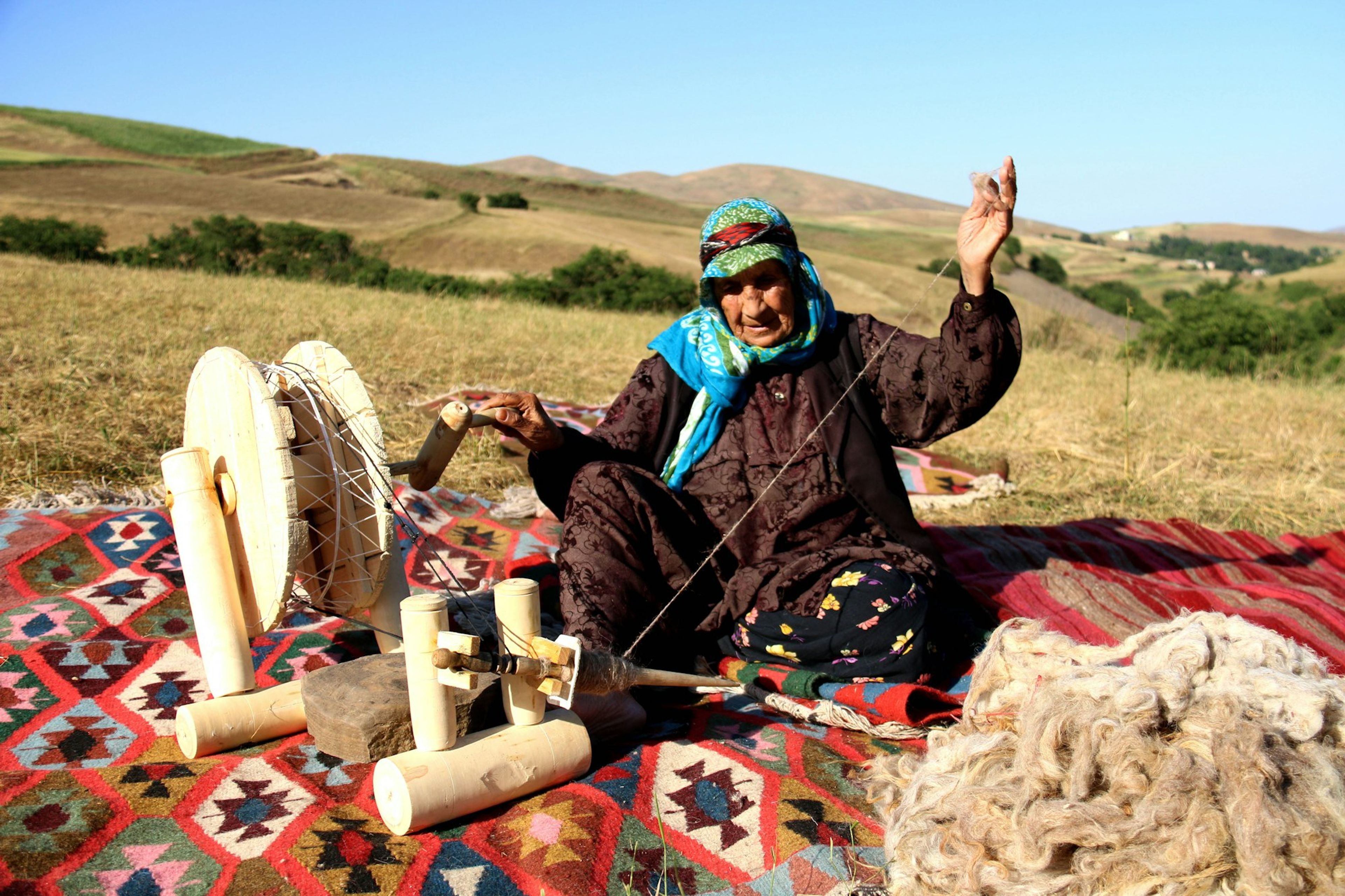 A weaver at the loom in Kurbin